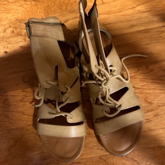 Size 8 gladiator tan sandal - Picture 4 of 4